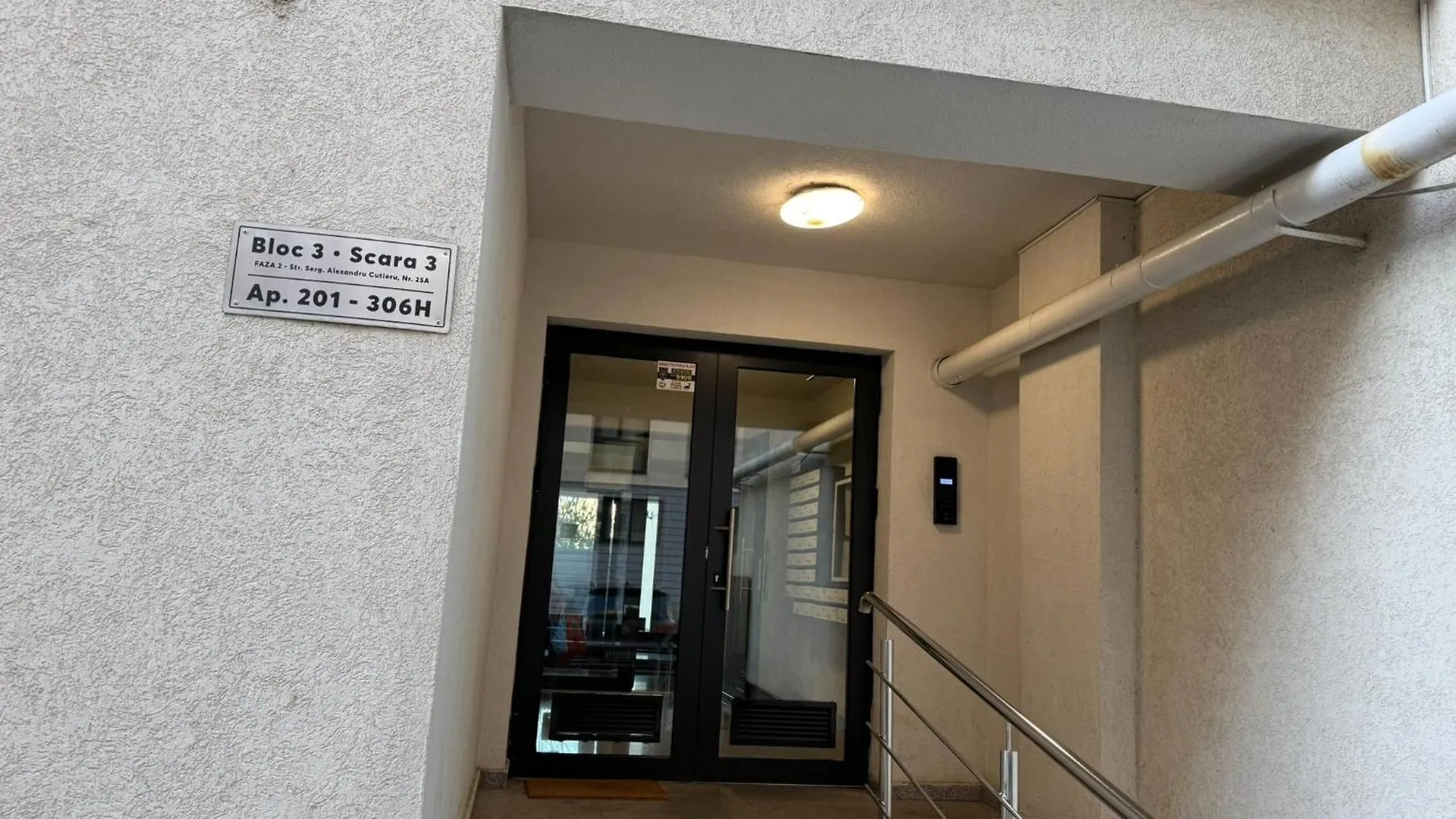 Chique Studio Near Mall Plaza Bucharest Apartment